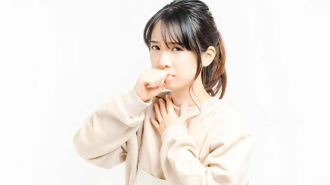 咳をする女性
