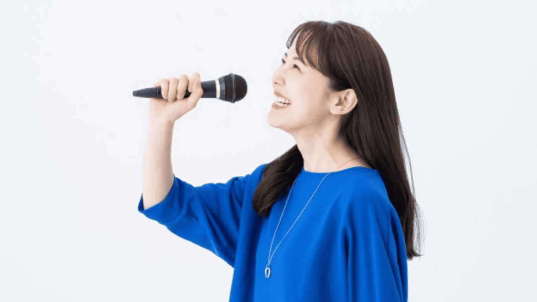 マイクを持った女性