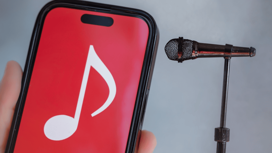 音符が表示されたスマホとマイク