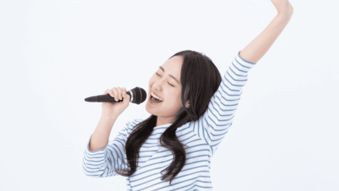 思いっきり歌う女性