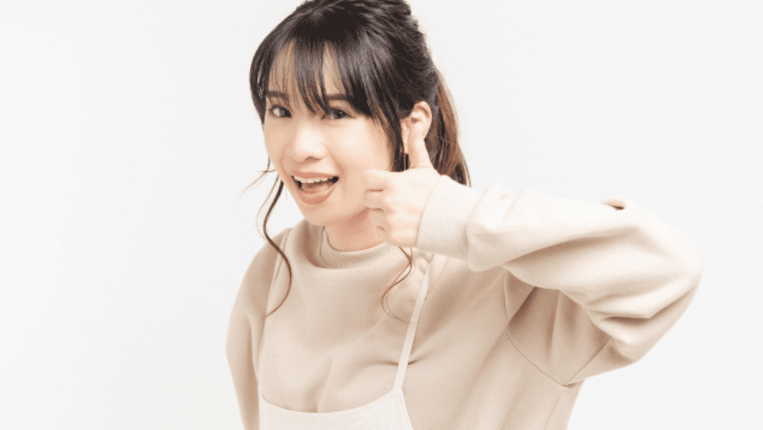 サムズアップする女性