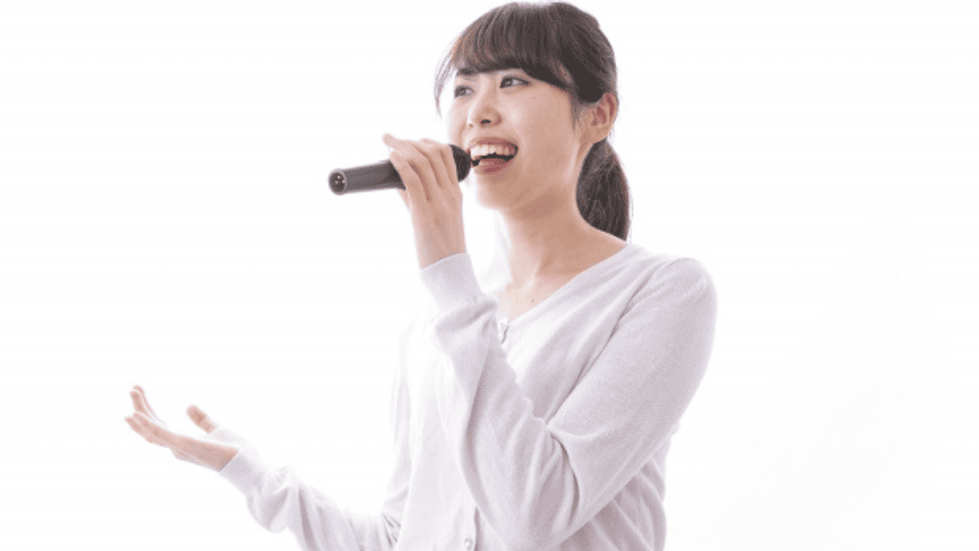 歌っている女性