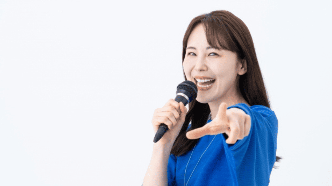 歌いながらポーズを決める女性