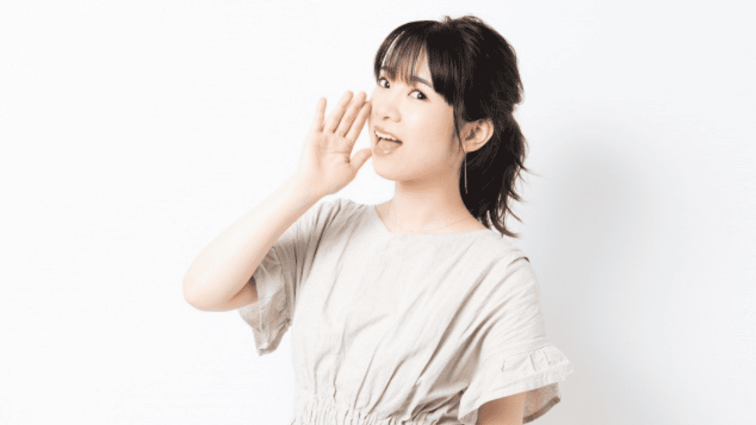 声を出す女性