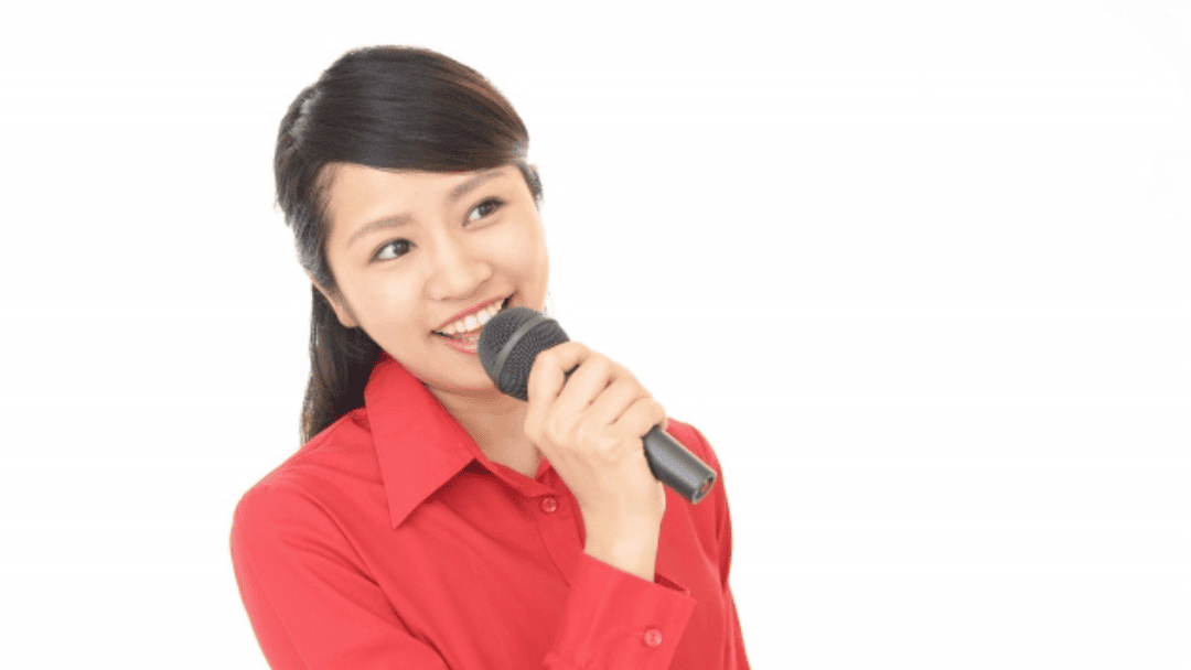 歌う女性