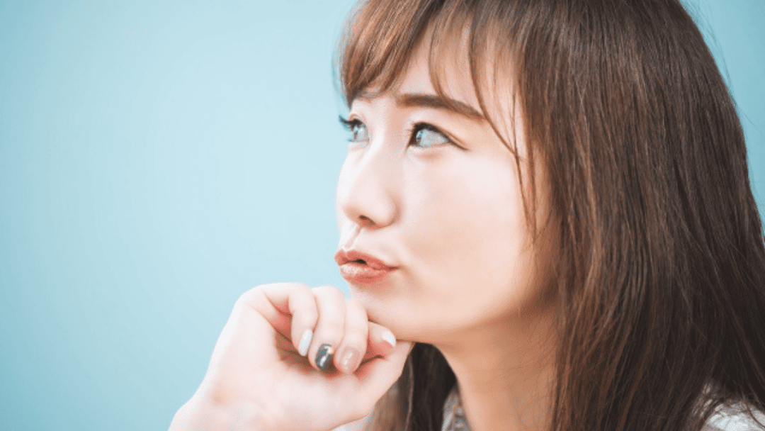 アヒル口の女性