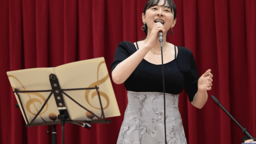 歌っている女性