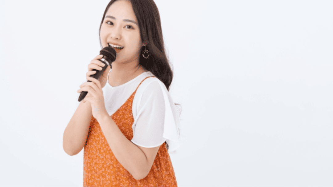歌っている女性