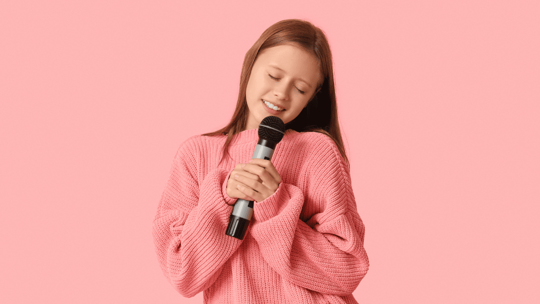マイクを持って歌う女性