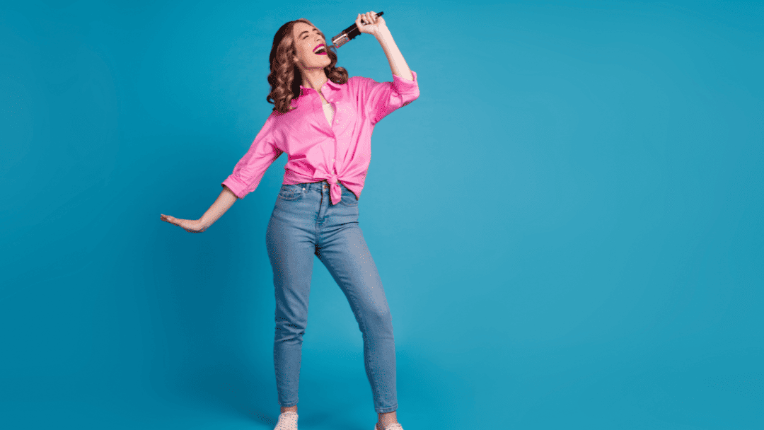 マイクを持って熱唱する女性