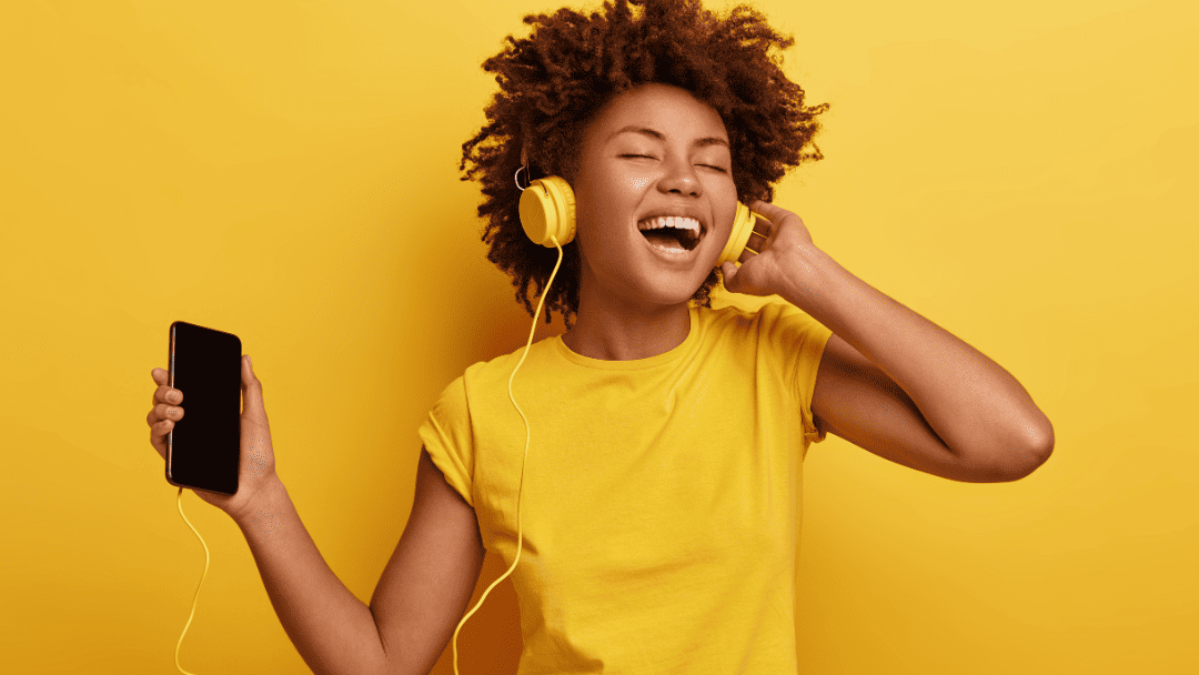 音楽を聴きながら熱唱する女性