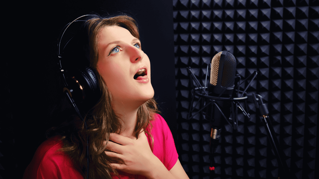 ヘッドホンをつけて歌う女性