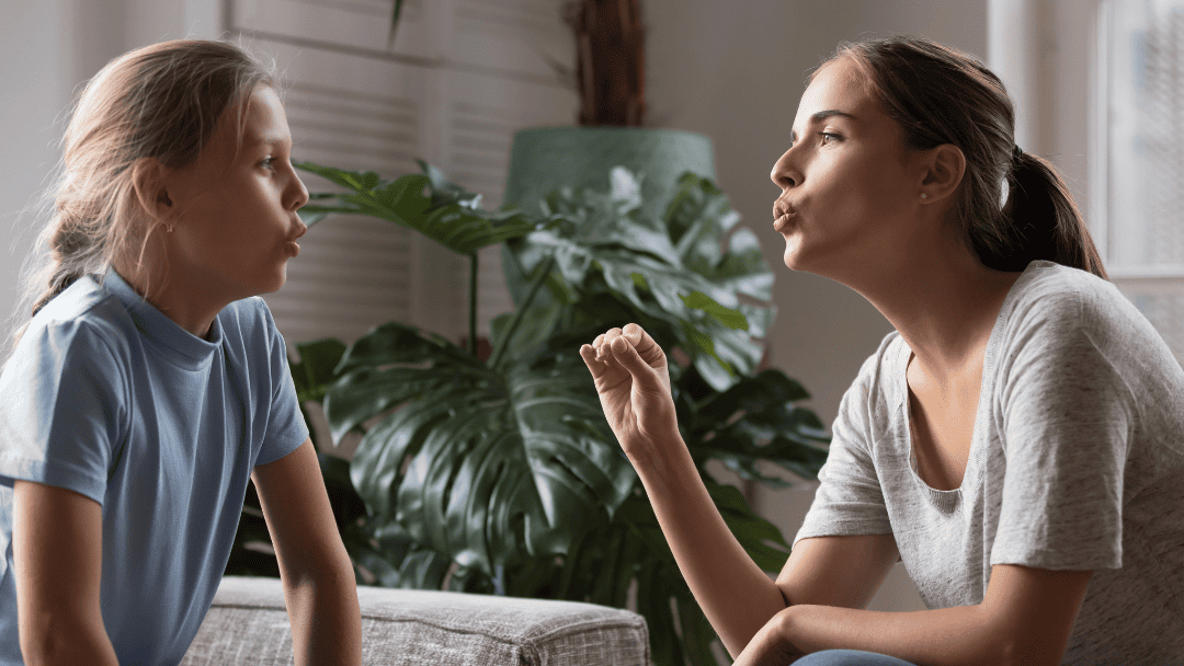 歌を練習する親子