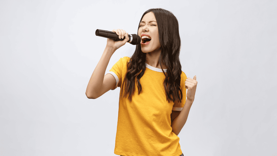 マイクを持って熱唱する女性