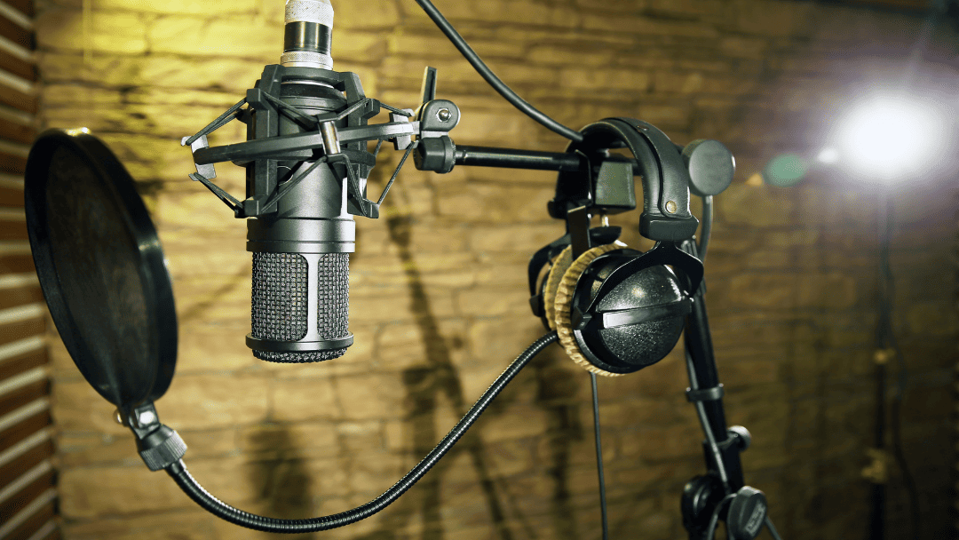 マイクとポップガードとヘッドフォン