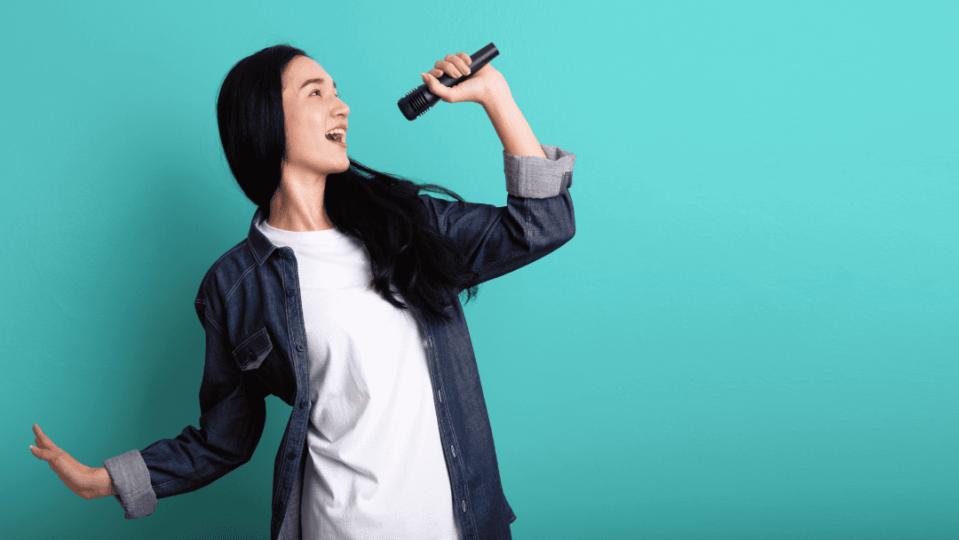 マイクで歌う女性