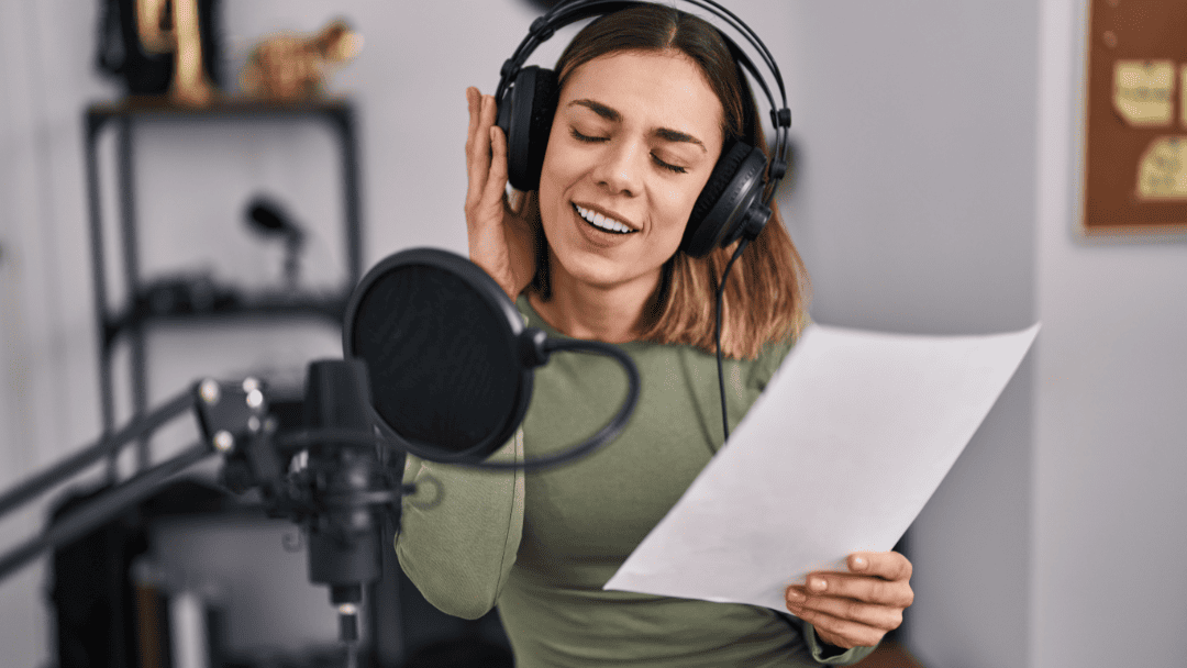 楽譜を見て歌う女性