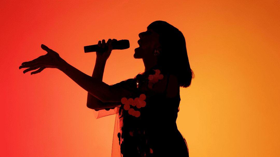 ステージで歌う男性