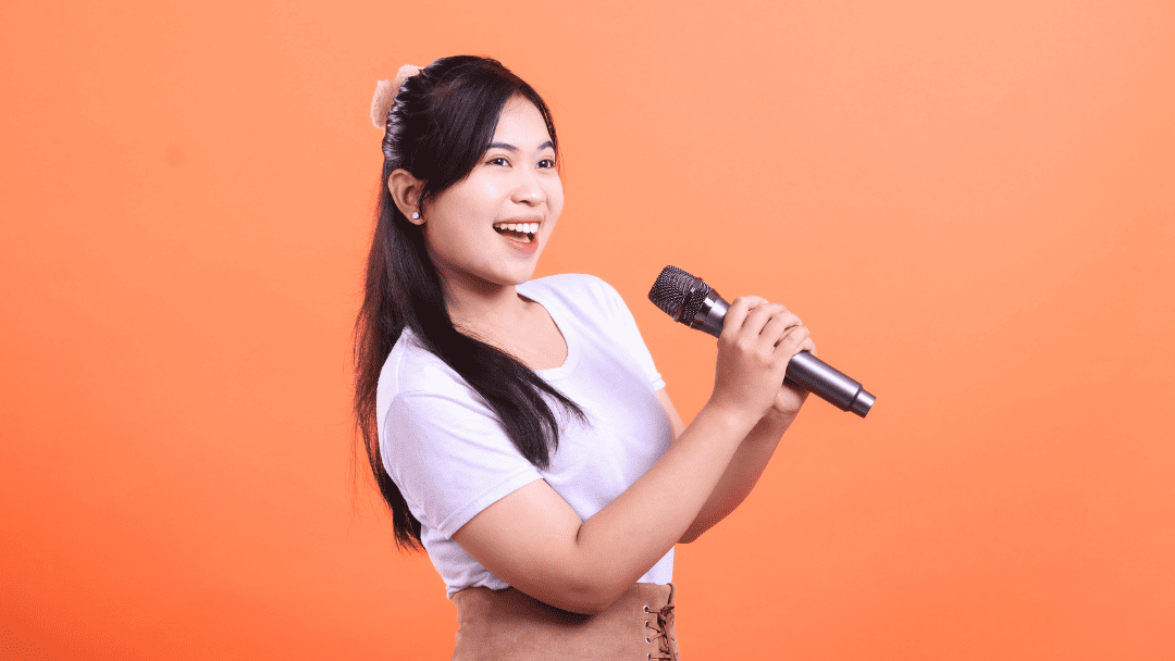 マイクで歌っている女性