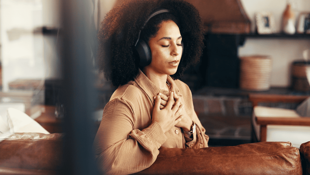 胸を抑えて呼吸する女性