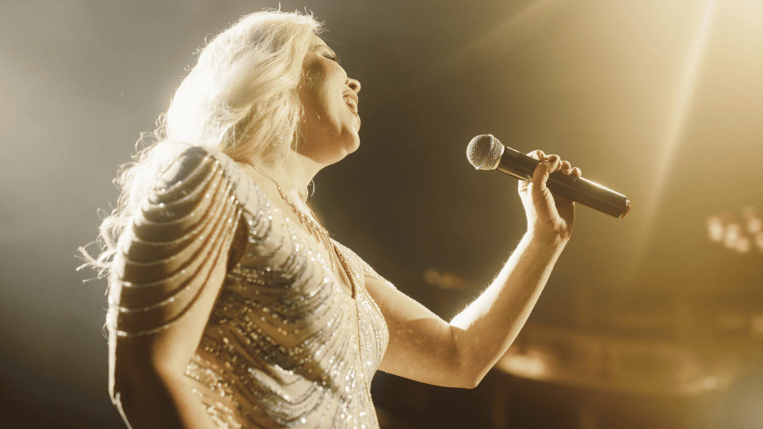 ステージで歌い上げる歌手