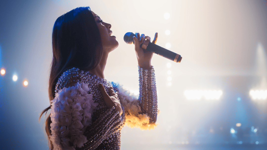 ステージで熱唱する女性