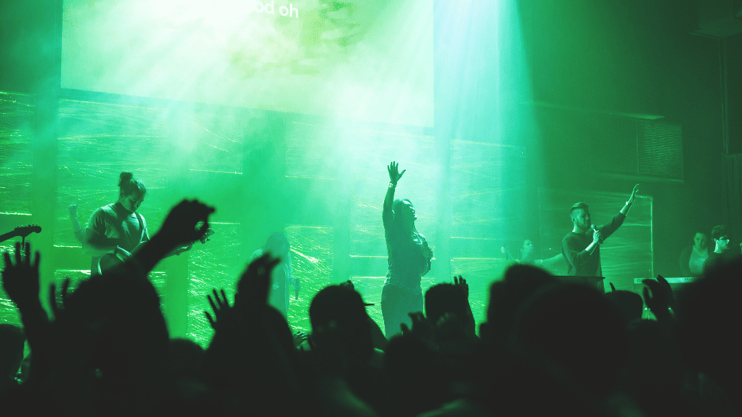 オーディエンスの前で演奏するグループ