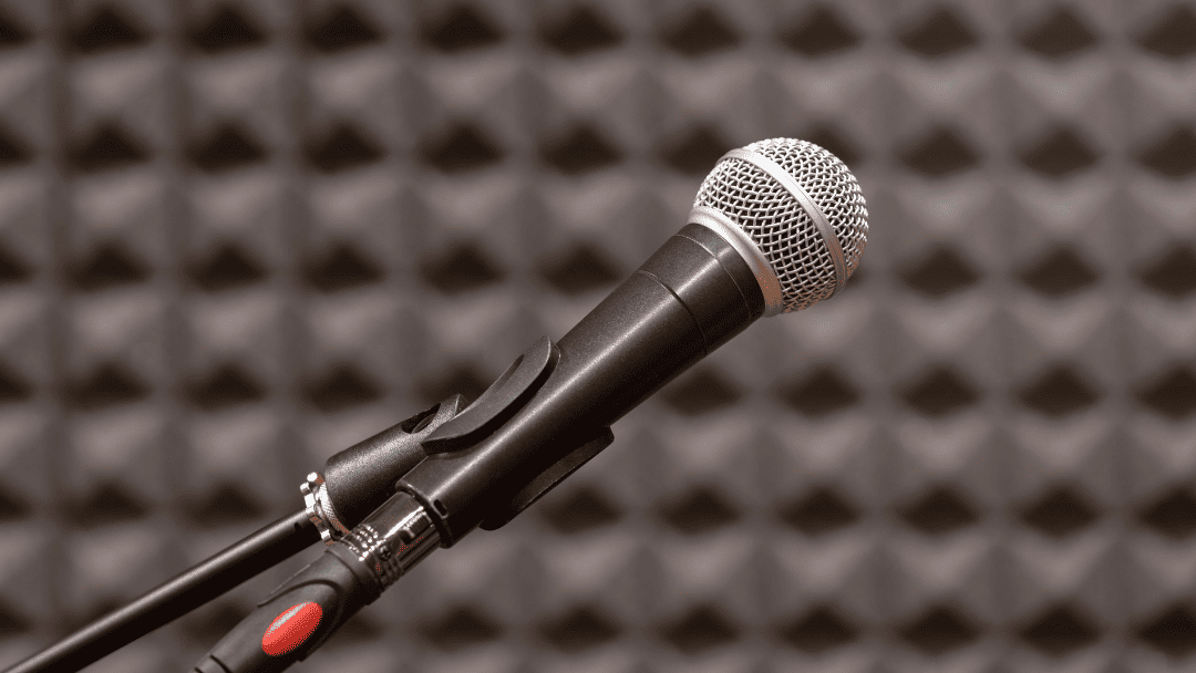 スタジオに立てられたマイク