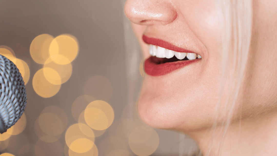 歌う女性の口元