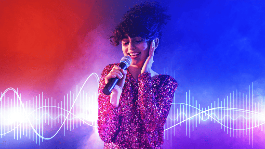 歌っている女性