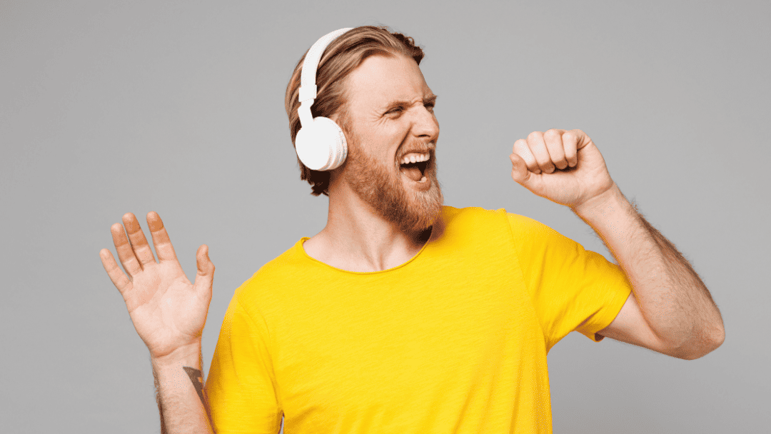 ヘッドフォンをして歌う男性