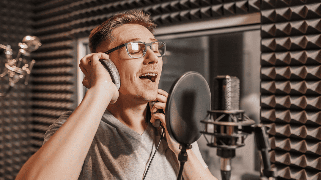 マイクを前に歌う男性