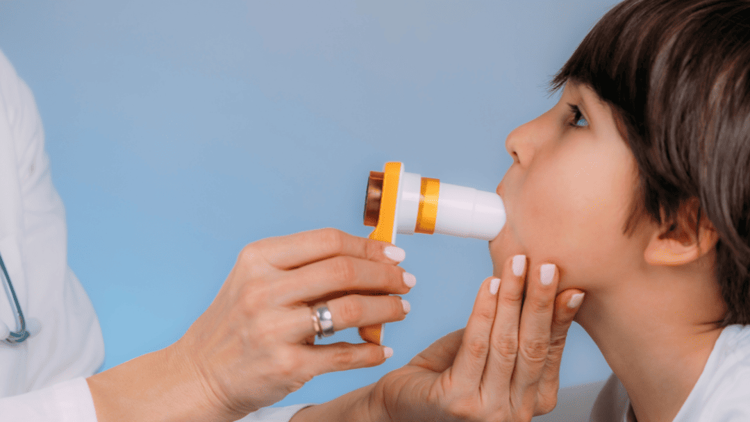 肺活量を測る子供