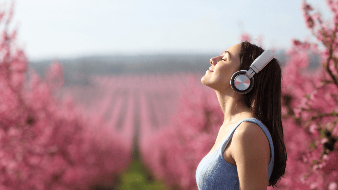 ヘッドフォンをしながら深呼吸する女性