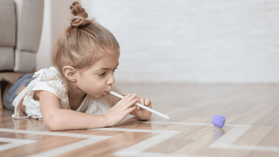 ストローで息を吹く子供