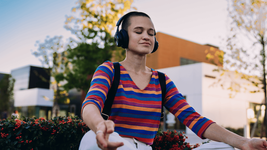 ヘッドフォンをして瞑想する女性
