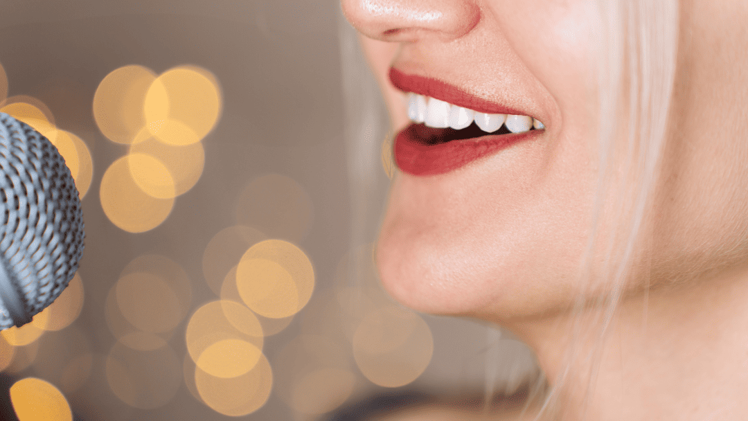 マイクで歌う女性の口元