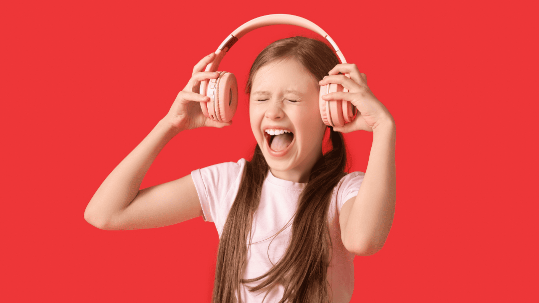 ヘッドフォンを取りながら叫ぶ少女