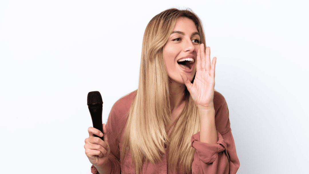 マイクを持って叫ぶ女性