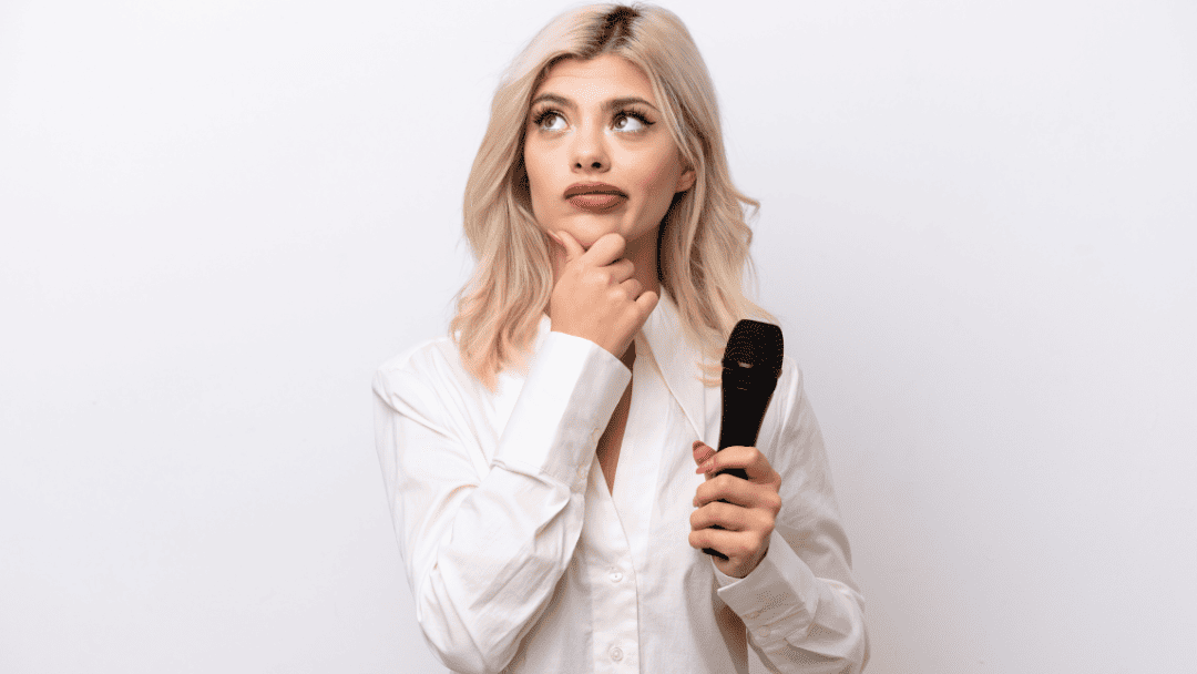 マイクを持って考える女性