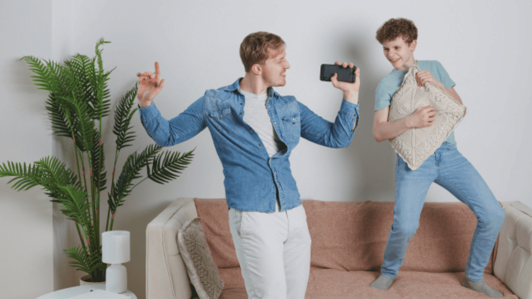 自宅で歌う親子