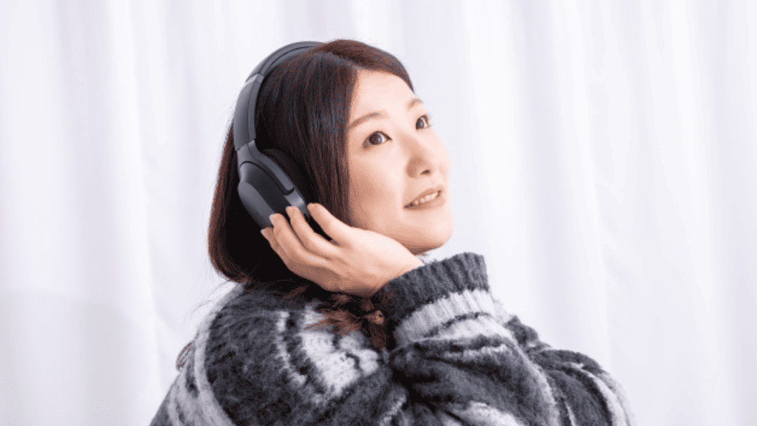部屋で音楽を聴く女性