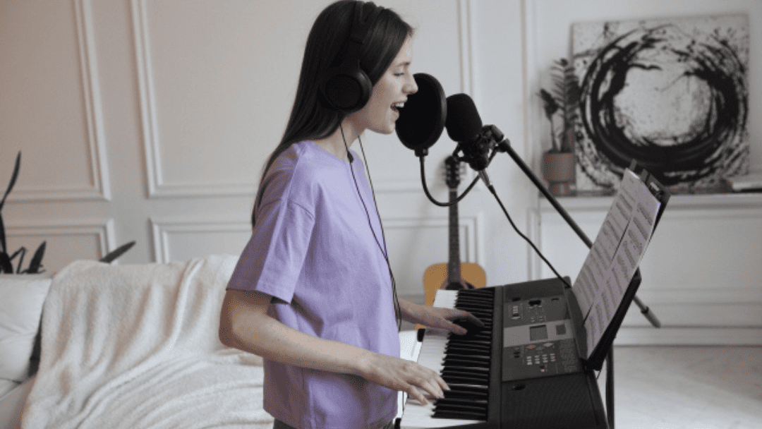 部屋でピアノを弾きながら歌う女性