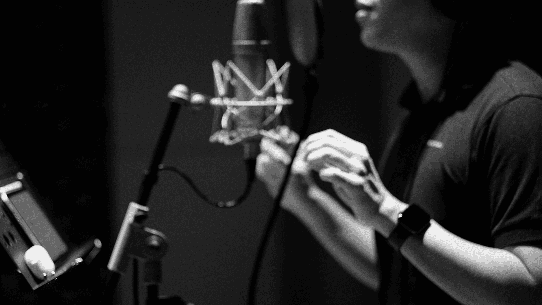 マイクの前で歌う男性