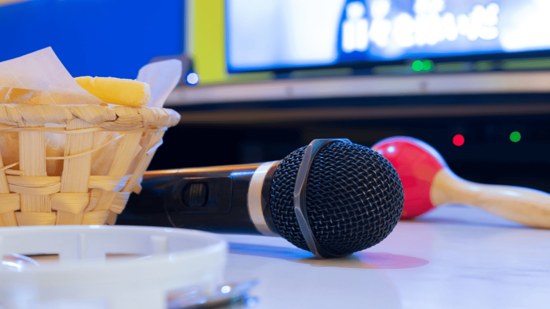 カラオケにあるマイクとマラカス