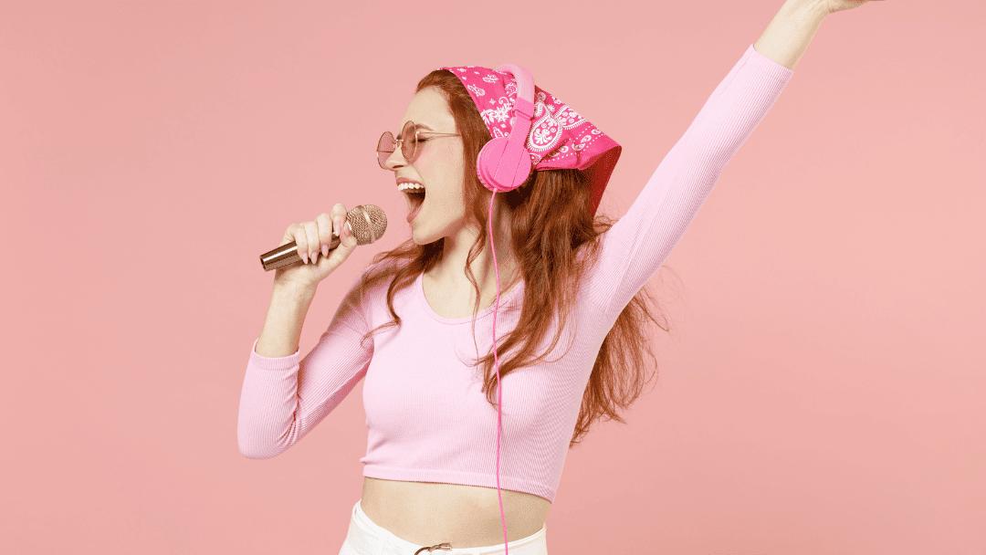マイクを持って熱唱する女性