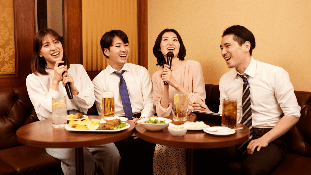 カラオケで歌う男女