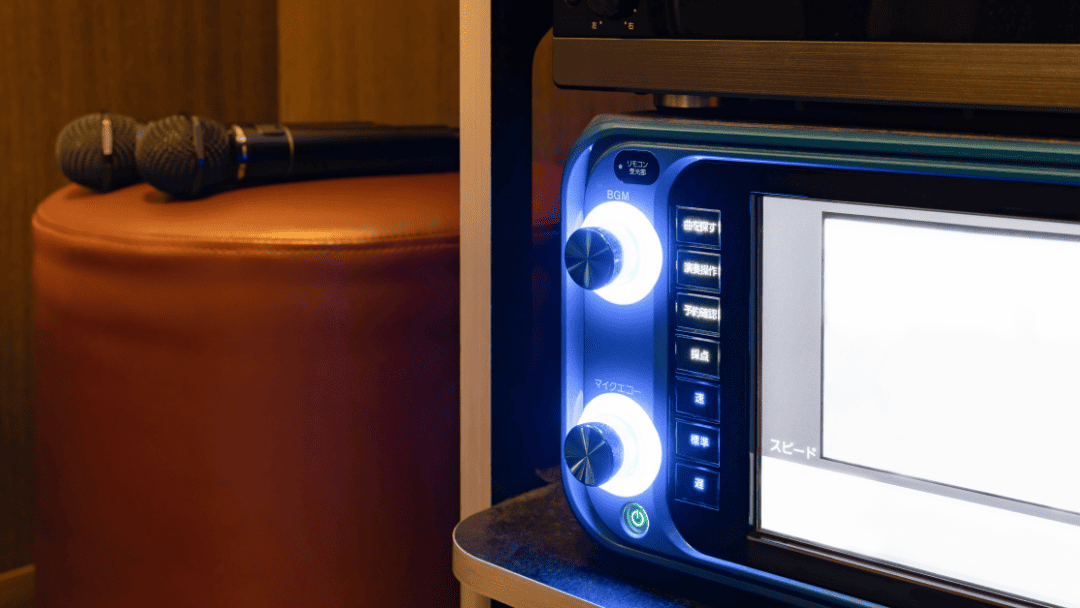 カラオケの機械とマイク