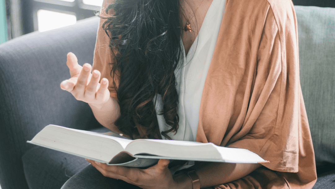 身振り手振りをしながら話す女性