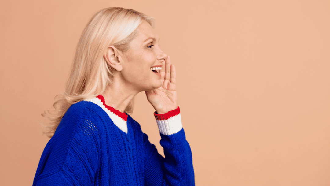 呼びかけている女性